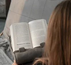 Bookcouch Grau | Lesekissen für Bücher und Tablets | Buchständer | Tablethalter | Lesehillfe | Deutsche Ausgabe-Bookchair Vertrieb Discount